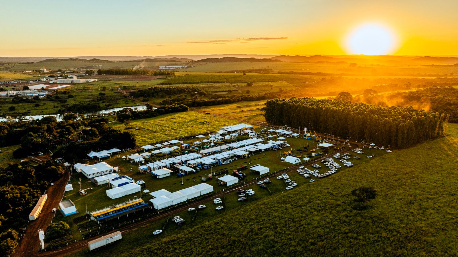 Vista aérea do parque de exposições da Agrotecnoleite Complem ao pôr do sol
